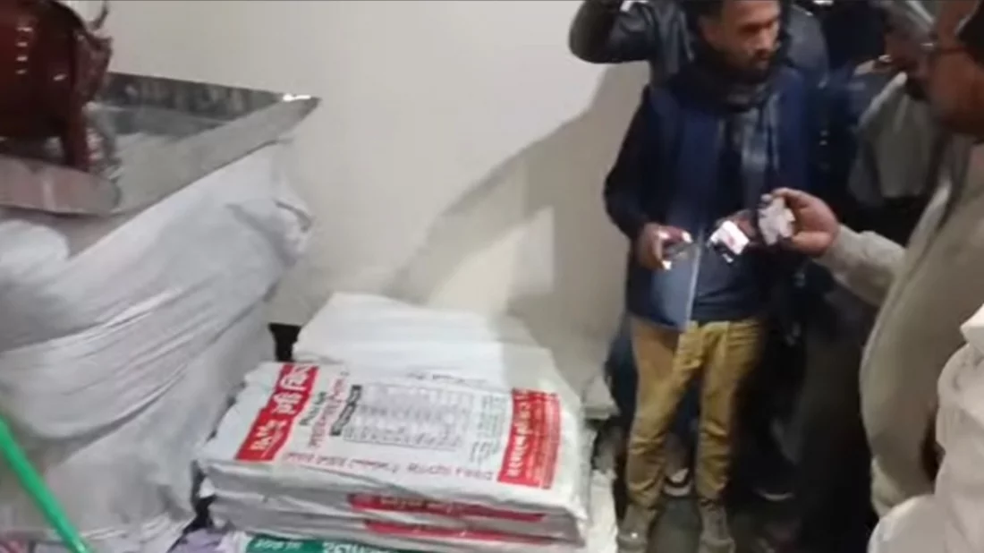 অস্ত্র মজুদের তথ্য পেয়ে জামায়াতের কার্যালয়ে পুলিশের অভিযান